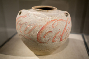 Ai Weiwei Urne mit Coc-Cola-Logo